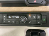 【オートエアコン】一度お好みの温度に設定すれば、車内の温度を検知し風量や温度を自動で調整。暑い&hellip;寒い&hellip;と何度もスイッチ操作をする必要はありません。快適な車内空間には必須の機能ですね♪