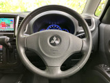 握りやすいステアリングは、長距離運転でも疲れを軽減。操作性にも優れており、快適なドライビングをサポートします。ハンドルの状態も良好です。