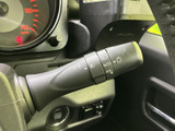 操作しやすいウインカーレバーで、安全な車線変更をサポート。スムーズな操作感で、運転の負担を軽減します。