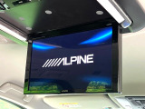 【12.8型フリップダウン】大画面モニターで後席でもエンタメをお楽しみいただけます。家族や友人とお出かけする機会が多い方に大人気です♪