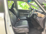 広々とした室内空間は、ドライバーも同乗者もゆったりとくつろげます。運転席からの視界も広く、運転操作も快適に行えます。