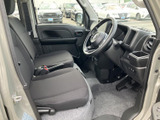 広々とした室内空間が特徴。運転席からの視界も良く、運転操作もスムーズに行えます。快適なドライブをお楽しみください。