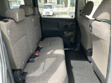 ゆったりとくつろげる後部座席。長距離移動でも快適な空間を提供します。