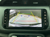バックでの駐車も安心のバックカメラを装備しています。