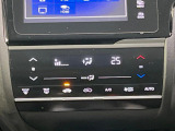 【オートエアコン】一度お好みの温度に設定すれば、車内の温度を検知し風量や温度を自動で調整。暑い&hellip;寒い&hellip;と何度もスイッチ操作をする必要はありません。快適な車内空間には必須の機能ですね♪