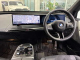 コックピットは、BMWらしくセンター・コンソールがドライバーに向けて傾けられた設計になっています。