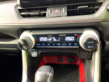 【オートエアコン】一度お好みの温度に設定すれば、車内の温度を検知し風量や温度を自動で調整。暑い&hellip;寒い&hellip;と何度もスイッチ操作をする必要はありません。快適な車内空間には必須の機能ですね♪