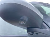 【全方位カメラ】自車を真上から見下ろす視点をモニターに映す機能。駐車や離合時の死角を無くして安全を支えます。トヨタ名のパノラミックビュー等、現代の商談では外せない必須の安全装備です。