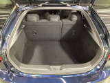 ラゲッジルーム内の凹凸をなくす事でスッキリした広がりを造りだし、荷物がスムーズに出し入れできる気持ちよさ、使い易さを実現!