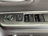 運転席のスイッチで全てのウィンドウの開閉操作を行うことができます。ロックボタンをONにしておくと、運転席以外のウィンドウは作動しないのでお子様を乗せているときなども安心ですね♪