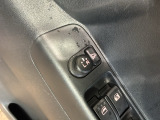 狭い駐車場で便利な電動格納ドアミラーが付いています。