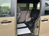 後席の座面を上げていただくと背の高い荷物も積載可能です。