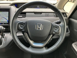 握りやすい形状で、快適なドライビングをサポート。操作性にも優れており、スムーズな運転を可能にします。ステアリング操作がしやすくなっています。