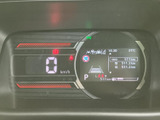 視認性の高いメーター類で、運転に必要な情報を的確に把握。走行状況を直感的に確認でき、安全運転をサポートします。