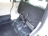 ◆チップアップ&ダイブダウン機構付【ULTR SEAT】は後席座面を左右分割で跳ね上げることができます。トランクで積載できない背の高い荷物をラクラク収納できます。ホンダ車ならではの人気装備です。