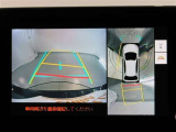 パノラミックビューモニター付きです。車両を上から見たような映像をモニター画面に表示。運転席からの目視では見にくい、車両周辺の状況をリアルタイムでしっかり確認できます。