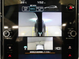 左右のサイドカメラ映像を同時に表示し、車両周囲の死角をしっかりカバー。狭い道や駐車時の接触リスクを減らし、安心して操作できる視界を確保します。
