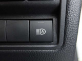 オートマチックハイビームとは、先行車や対向車のライトを認識し、ハイビームとロービームを自動で切り替える機能です。夜道の視界を確保します。詳細は販売店スタッフまでおたずねください。