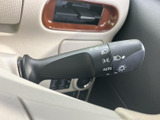 操作しやすい位置に配置されたウインカーレバー。直感的な操作で、安全な車線変更や右左折をサポートします。オート機能も便利です。