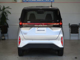 バックドアを横断するロングタイプのLEDリヤコンビネーションランプを軽初搭載。荷室を犠牲にしないランプが、バックドア全体を美しく光らせます。