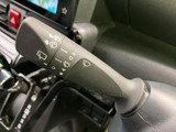雨天時でもクリアな視界を確保できるワイパーレバー。運転時の安全性を高めます。操作も簡単で、すぐに使いこなせます。