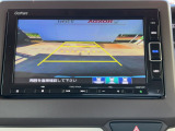 【リアカメラ】リバースに入れるだけで後方の映像が映ります。安全確認や、狭い駐車場での車庫入れ、雨の日や夜間など視界の悪い時に便利です。安全にバックする為には欠かせない装備です。