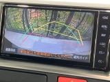 【バックカメラ】駐車時に後方がリアルタイム映像で確認できます。大型商業施設や立体駐車場での駐車時や、夜間のバック時に大活躍!運転スキルに関わらず、今や必須となった装備のひとつです!