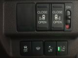 乗り降りに便利な電動スライドドアを装備しています。