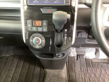 足元スッキリ、インパネシフトです。パーキングブレーキはフットブレーキタイプなので、運転席と助手席の間がスッキリしています。