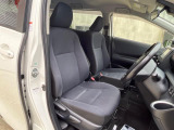 運転席まわりには十分なスペースがあり、大柄な方でもゆったり運転していただける環境です。