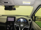 ドライバー目線で、使いやすく安全操作性と良好な視界を実現した運転席です。