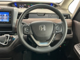【ハンドル】運転にかかわる様々な操作を安全に行えるように視点移動が少なく操作性に配慮されたスイッチ類が凝縮されたコックピットです。