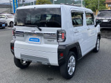 リアの造形も個性的で、他の車にはない存在感を放っています。シンプルながらも洗練されたデザインです。