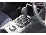 シフトブーツがスポーティー感を高めます。電動パーキングブレーキを採用しており、従来のサイドブレーキレバーがございませんので、すっきりとしたシフト周りです。