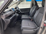 運転席からの視界は広く、運転操作もスムーズに行えます。快適なドライブをサポートする機能も充実しています。