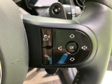 駐車時の安全をサポートするバックモニターを搭載。狭い場所でもスムーズな運転を可能にし、後方の確認を容易にすることで、運転の負担を軽減します。