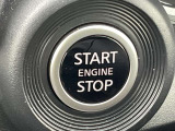 プッシュエンジンスターターです。キーを取り出すことなくブレーキペダルを踏みながらボタンを押すだけでエンジンが始動できます。