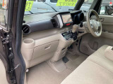 フロントシートはベンチ式