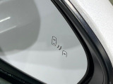 【ブラインドスポットモニター】走行中、ドアミラーの死角になりやすい箇所に後続車が接近するとサイドミラーのレンズに警告を表示!ドライバーに注意喚起をしてくれます。