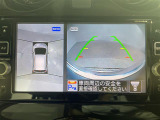 【アラウンドビューモニター】まるでクルマを真上から見下ろしたかのような視点で駐車をサポートします!クルマの斜め後ろや真横など、前後左右の4つのカメラの映像が合成されて、モニターに映し出されます。