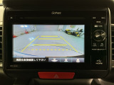 リバースギアに入れるだけで後方の表示へ切り替わります。夜間や雨の日の駐車も楽になりますよ。
