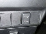 充電用USB端子付き。スマートフォンなどの充電に便利です。