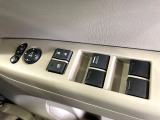 【電動格納ミラー】サイドミラーは電動格納式となっており、狭い駐車場でもキズがつくリスクを抑えられます。