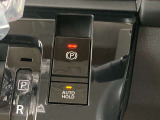指先ひとつで操作できる電動パーキングブレーキと、信号待ちなどで足の負担を軽減するオートブレーキホールドのスイッチです。