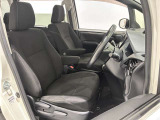 運転席・助手席にはアームレストが付いており長時間運転でも疲れにくいです!