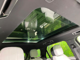 車の中とは思えない開放感!天井一面が大きなガラス張りで車内が明るい光で満たされます。外の熱や紫外線をしっかりカットする特殊ガラスなので、日焼けや暑さを気にせず、自然を満喫することができます。