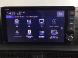 HondaCONNECT対応の便利なナビディスプレー。お持ちのスマートフォンと連携して、ナビやBluetoothでの音楽再生が可能です。デザインはもちろん、操作性も良好です。