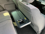 リヤシートも全車消毒済み。前に便利な【パーソナルテーブル】も装備。