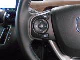 ハンドル左側にオーディオの操作スイッチが装備されています。視線を前方から外さずハンドルから手を離さずに操作できるのでとっても安全ですね。