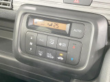 【オートエアコン】一度お好みの温度に設定すれば、車内の温度を検知し風量や温度を自動で調整。暑い&hellip;寒い&hellip;と何度もスイッチ操作をする必要はありません。快適な車内空間には必須の機能ですね♪